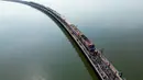 Wisatawan yang menaiki "Kereta Apung" yang populer mengambil foto di sepanjang rel kereta api saat berhenti di tengah Bendungan Pasak Jolasid, waduk terbesar Thailand di Provinsi Lopburi, 4 November 2023. (MANAN VATSYAYANA/AFP)