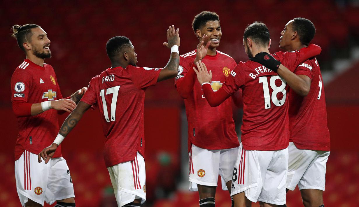 Para pemain Manchester United merayakan gol ke-6 yang dibuat gelandang Bruno Fernandes ke gawang Leeds United dalam laga lanjutan Liga Inggris 2020/21 pekan ke-14 di Old Trafford Stadium, Minggu (20/12/2020). Manchester United menang 6-2 atas Leeds United. (AFP/Clive Brunskill/Pool)