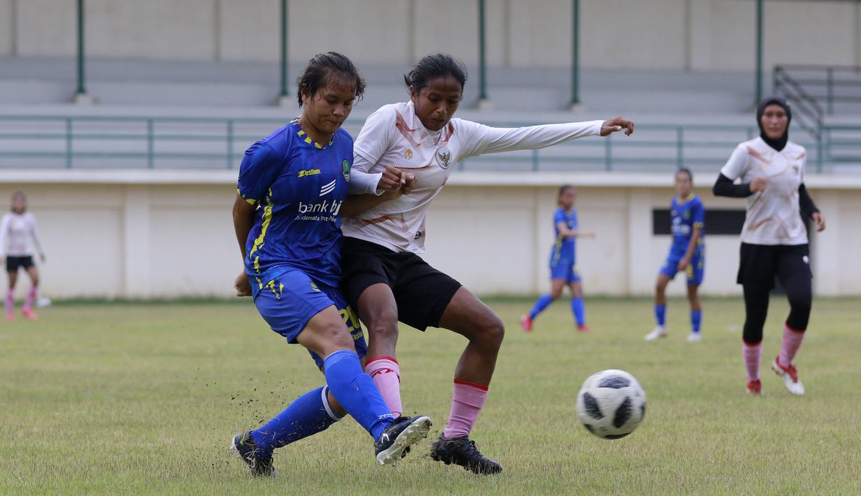 Pada laga ini Tim Pon Jabar bermain terbuka dan lebih sering menekan pertahan Garuda Pertiwi. (Foto: Bola.com/M Iqbal Ichsan)