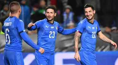 Striker Italia, Matteo Politano berselebrasi bersama rekanya usai mencetak gol ke gawang Amerika Serikat (AS) pada pertandingan persahabatan di Cristal Arena di Genk, Belgia (20/11). Italia menang tipis atas AS 1-0. (AP Photo/Geert Vanden Wijngaert)