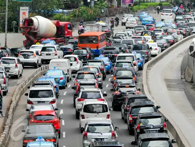 Sejumlah kendaraan terjebak kemacetan di kawasan Jenderal Sudirman, Jakarta, Rabu (25/5). Kebijakan Pemerintah menghapus jalur three in one membuat kemacetan di ruas jalan justru meningkat 24,35 persen. (Liputan6.com/Yoppy Renato)