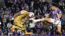 Pemain Real Valladolid, Alvaro Aguado, berebut bola dengan pemain Barcelona, Raphinha, pada laga pekan ke-36 La Liga di di Estadio Municipal Jose Zorilla, Rabu (24/5/2023). Barca takluk 1-3 dari tuan rumah Real Valladolid. (AP Photo/Manu Fernandez)
