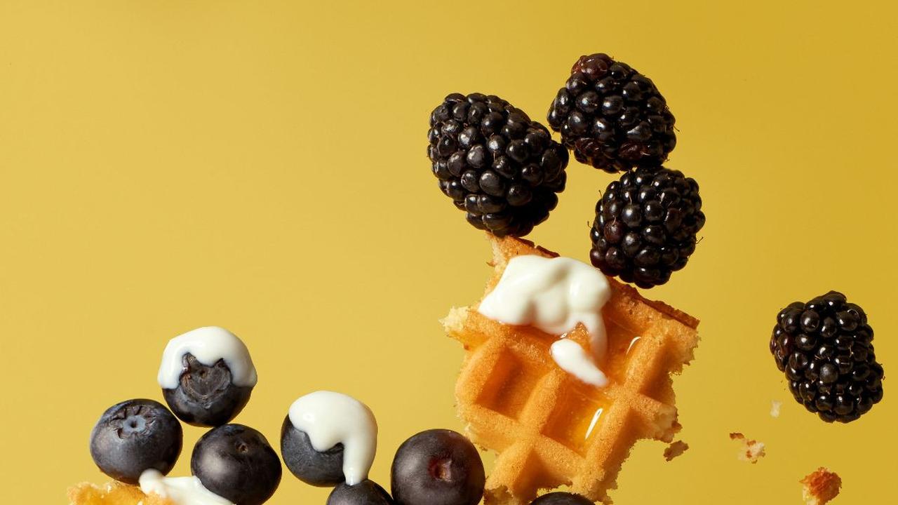 Waffle buah adalah pilihan bekal sekolah yang lezat dan menyehatkan untuk anak-anak. Kombinasi antara kelezatan waffle yang lembut dan rasa segar dari berbagai buah-buahan membuatnya menjadi alternatif yang menarik dan bergizi.