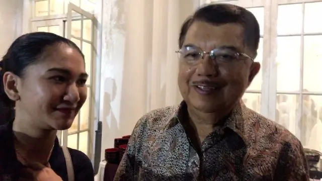 Reporter Liputan6.com Ratu A. Suryasumirat berkesempatan ngevlog bareng mantan Wakil Presiden RI Jusuf Kalla. Jusuf Kalla sampaikan kesan-kesan saat ia bertugas di pemerintahan.