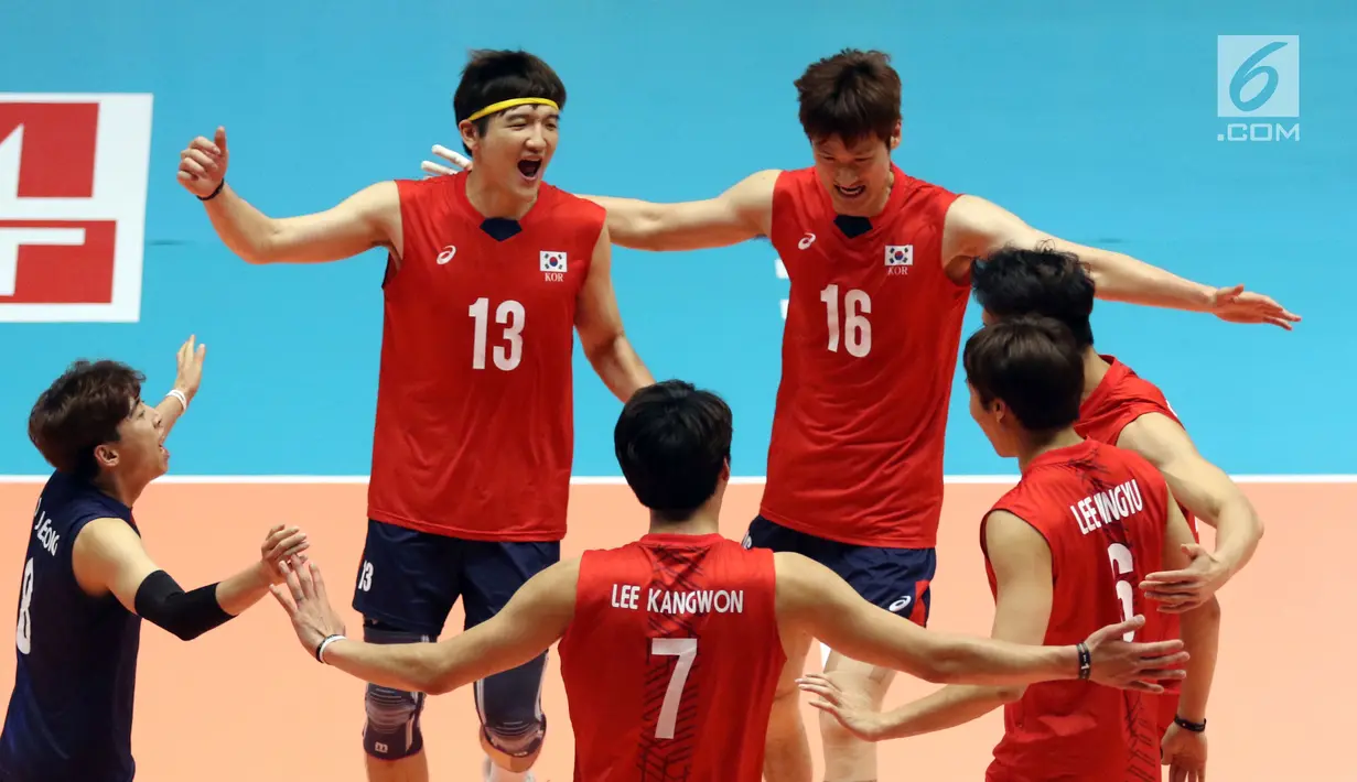 Pemain Timnas voli putra Korea Selatan merayakan poin saat melawan Kazakhstan pada 8 besar grup E Kejuaraan Voli Asia 2017 di GOR Tri Dharma, Gresik, Sabtu (29/7). Korea Selatan unggul 3-1 (25-18, 23-25, 25-23, 25-13). (Liputan6.com/Helmi Fithriansyah)