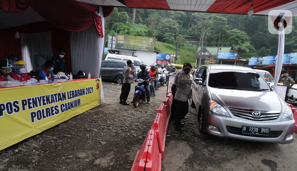 Suasana Pos Penyekatan Lebaran 2021 di Ciloto, Cianjur, Jawa Barat (9/5/2021). Pos penyekatan di parbatasan Bogor dan Cianjur selama 24 jam ini ditujukan kepada kendaraan para pemudik yang selanjutnya akan memutar balik para pemudik dalam upaya pengendalian COVID-19. (merdeka.com/Arie Basuki)
