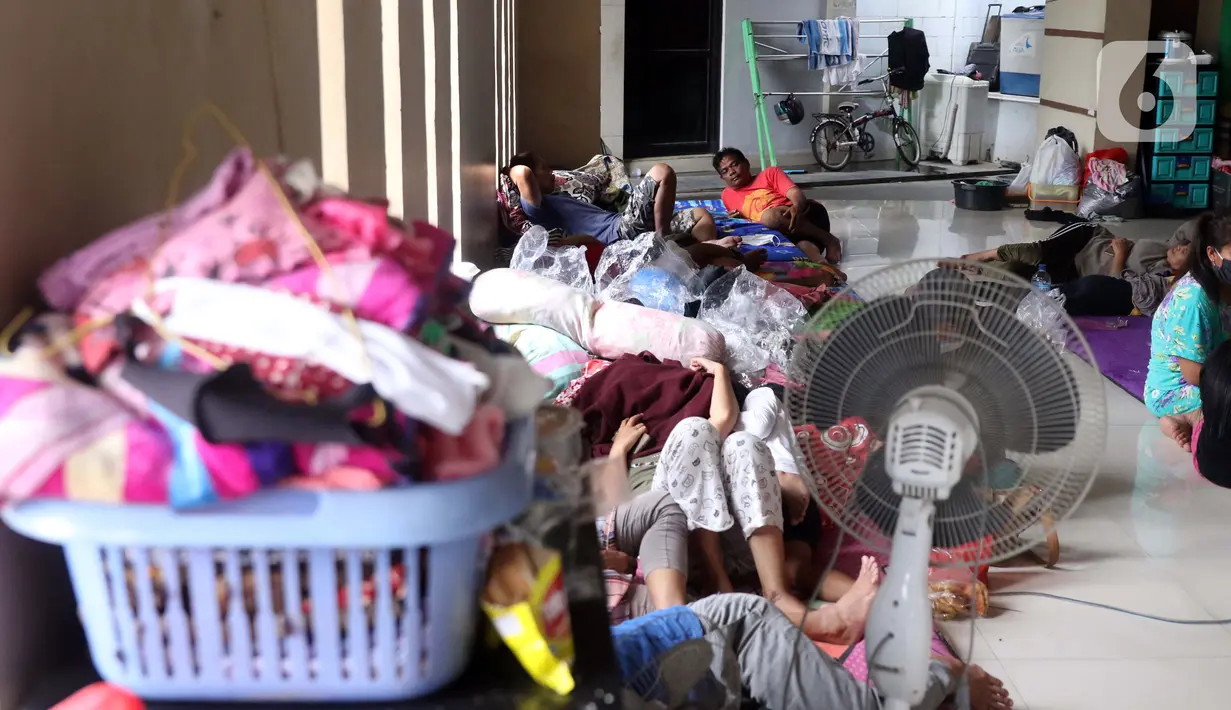 Suasana lokasi pengungsian warga di halaman Masjid Jami Al-Jihad, Perumahan Periuk Damai, Tangerang, Banten, Selasa (23/2/2021). Banjir setinggi 2,5 meter membuat warga harus mengungsi di tempat yang aman. (Liputan6.com/Angga Yuniar)