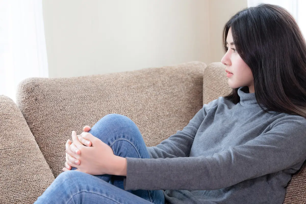 wanita agustus santai di sofa