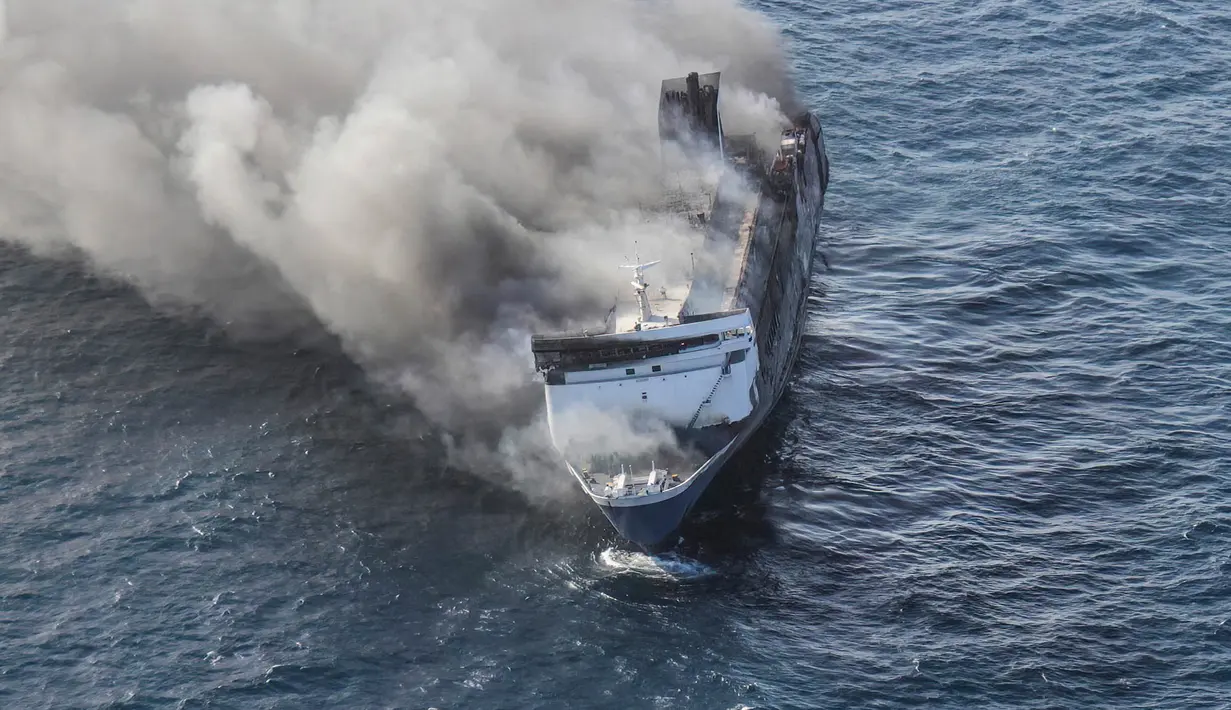 Kapal Mutiara Sentosa 2 terbakar di perairan Sumenep, Jawa Timur, Minggu (2/8/2026). (AFP/ Frida Perkasa)