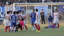 Keributan saat waktu tambahan mewarnai final Piala Polda Jateng. PSIS Semarang tampil sebagai juara Piala Polda Jateng setelah mengalahkan Persis Solo 2-1 dalam final lanjutan di Stadion Jatidiri, Semarang, Minggu (2/8/2015). (Bola.com/Vincensius Sawarno)