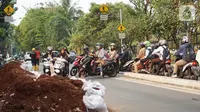 Pengendara sepeda motor memutar balik dan melawan arah di kawasan Lenteng Agung, Jakarta Selatan, Rabu (9/1/2019). Aksi nekat pengendara berpotensi menyebabkan kemacetan serta kecelakaan. (Liputan6.com/Immanuel Antonius)