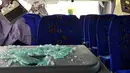 Bagian dalam bus yang rusak setelah terkena ledakan bom di jalan dekat Piramida Giza, Kairo, Minggu (19/5/2019). Kejadian ini merupakan yang kedua yang melibatkan turis dalam tempo enam bulan. (REUTERS/Amr Abdallah Dalsh)