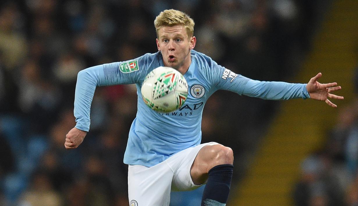 6. Oleksandr Zinchenko (Manchester City) - Pemain berusia 23 tahun ini tampil bagus di posisi barunya sebagai bek kiri Manchester City. Pep Guardiola merubah Zinchenko yang berposisi sebagai pemain gelandang menjadi bek kiri yang kreatif di skuat Manchester City. (AFP/Oli Scarff)