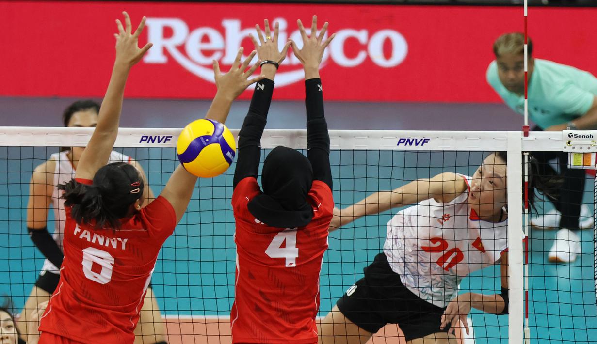 Pemain Timnas voli putri Vietnam, Tran Tu Linh (kanan) melepaskan spike yang berhasil menembus blok dua pemain Indonesia, Bela Sabrina (tengah) dan Geofanny Eka pada laga Grup B AVC Challenge Cup 2024 di Rizal Memorial Coliseum, Manila, Filipina, Minggu (26/5/2024). Vietnam menang 3-1 (25-17, 25-15, 25-27 dan 25-13). (Asian Volleyball Confederation)
