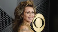Miley Cyrus di Grammy Awards 2024. (Jordan Strauss/Invision/AP)