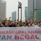 Ratusan orang yang menamakan dirinya sebagai "Teman Ahok." melakukan aksi di Bundaran HI, Jakarta, Minggu (1/3/2015). Aksi mereka sebagai bentuk dukungan kepada Ahok yang ingin membongkar dana siluman di Pemprov DKI (Liputan6.com/Herman Zakharia)