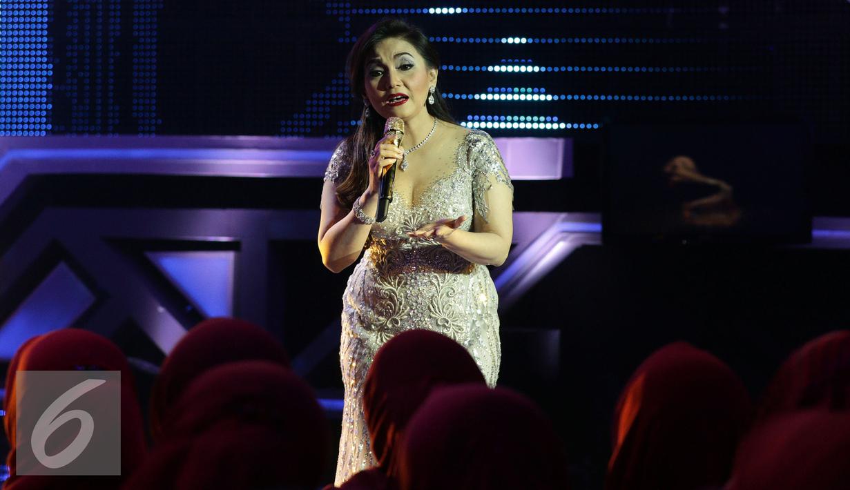 Nia Daniaty saat tampil di acara Golden Memories di Studio 5 Indosiar, Jakarta, Jumat (13/01). Acara musik tersebut bagian dalam rangkaian dari hari ulang tahun Indonesia yang ke-22. (Liputan6.com/JohanTallo)