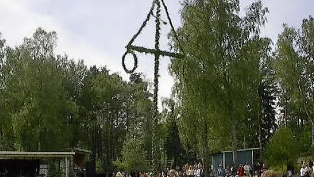Maypole adalah aktivitas menebang pohon muda lalu ditanam di tanah kembali untuk menandai datangnya Musim Panas (Wikipedia/Public Domain)