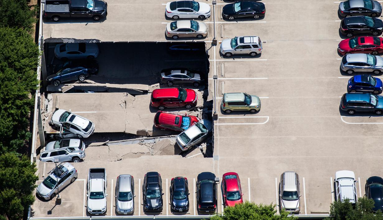 Foto Parkir Mobil Tingkat Di Texas Runtuh Timpa Puluhan Kendaraan Global Liputan6 Com