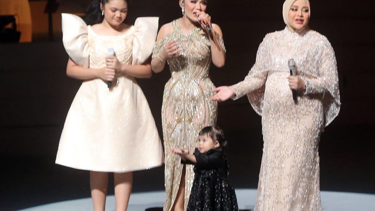 Diva pop Krisdayanti tampil membawakan lagu Bertubi-tubi bersama kedua anaknya, Aurel Hermansyah dan Amora Lemos dalam Konser Semesta Krisdayanti pada Sabtu (5/8/2023) di JIEXPO Convention Centre and Theatre, Kemayoran.