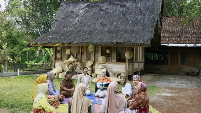 Pekerja dan nasabah PT Bank BTPN Syariah Tbk. Dok