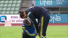 Zlatan Ibrahimovic yang sedang berlatih bersama timnas Swedia melakukan aksi yang unik. Di tengah latihan tersebut, Zlatan memotong celana panjang yang dikenakannya agar menjadi celana pendek.