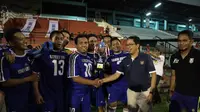 Selebrasi Tim Pers Kemenpora usai menjadi juara Invitasi Sepak Bola Antarforum Wartawan bersama Wakil Ketua Umum PSSI Joko Driyono. (Dokumentasi PSSI Pers)