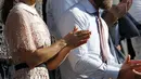Pippa Middleton bersama adiknya, James Middleton, menyaksikan hari ketiga kejuaraan tenis Grand Slam Wimbledon 2017 di London, Rabu (5/7). Gaun Berbahan brokat yang menerawang tersebut mengekspos tubuh Pippa yang ramping. (Adrian DENNIS / AFP)