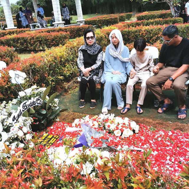 6 Momen Haru Bunga Citra Lestari Kembali Ziarah ke Pusara Ashraf Sinclair