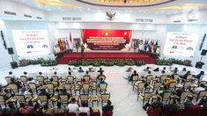 Suasana penyerahan Data Penduduk Potensial Pemilih Pemilu (DP4) untuk Pemilihan Kepala Daerah (Pilkada) serentak 2024 kepada Komisi Pemilihan Umum (KPU) Republik Indonesia di Kantor KPU RI, Jakarta, Kamis (2/5/2024). (Liputan6.com/Angga Yuniar)
