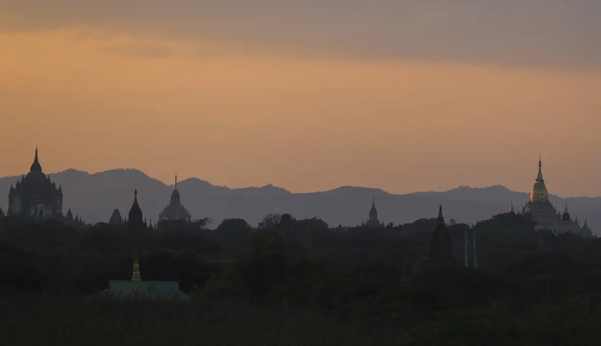 Siluet kuil kuno saat matahari terbenam di Bagan, distrik Nyaung U, Myanmar tengah, Rabu (8/12/2021). Bagan merupakan salah satu kota dari Kerajaan Pagan, yang memiliki 10.000 kuil Buddha. (AP Photo)