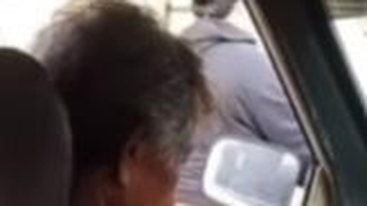 Momen Haru Seorang Kakek Naik Angkot Bayar Pakai Tutup Botol karena Tak Punya Uang, Sikap Sopirnya jadi Perbincangan