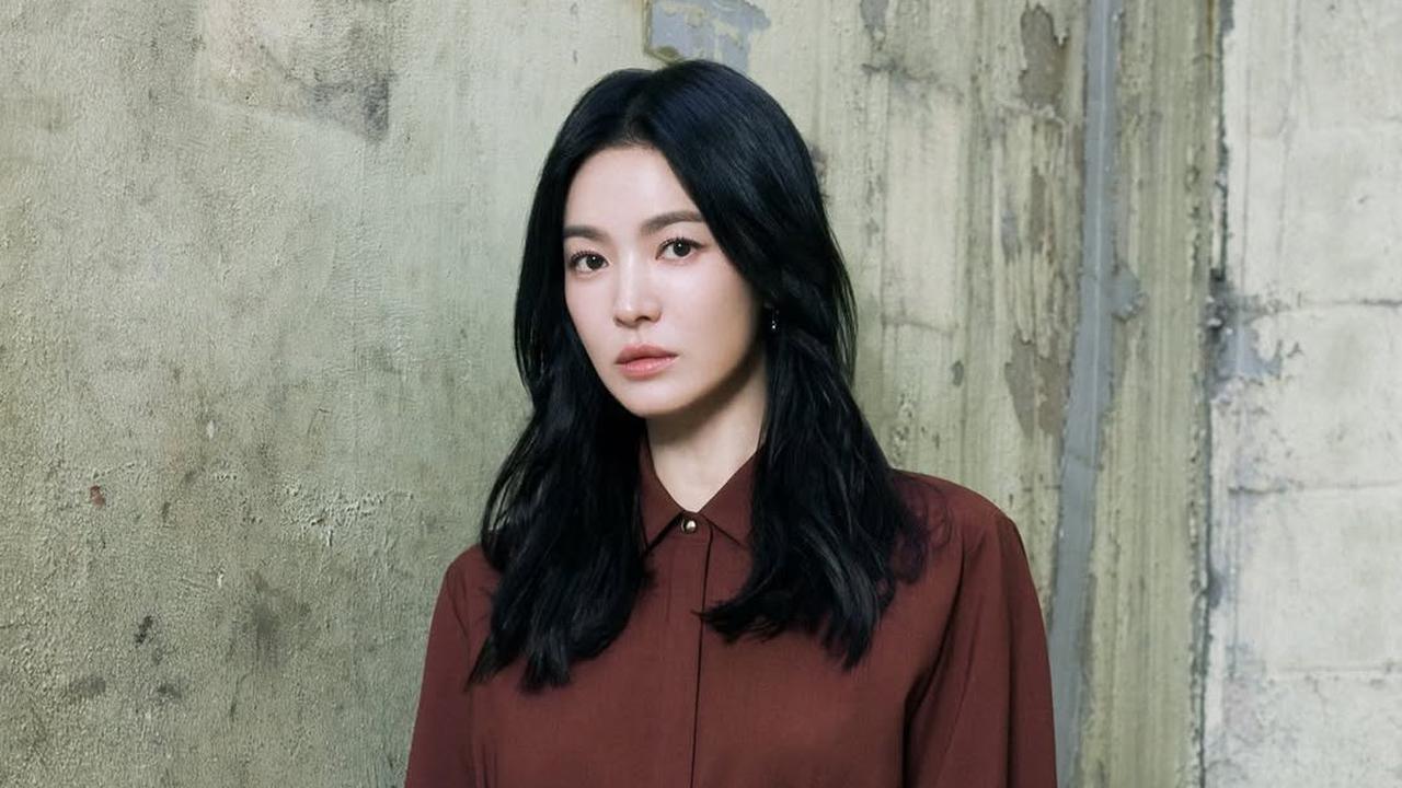 Song Hye Kyo Pakai Busana Semi Formal