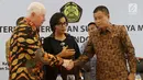 CEO Freeport McMoran Richard Adkerson (kiri) bersalaman dengan Menteri ESDM Ignasius Jonan (kanan) dan Menkeu Sri Mulyani usai jumpa pers divestasi saham PT. Freeport Indonesia di Kementerian ESDM, Jakarta, Selasa (29/8). (Liputan6.com/Angga Yuniar)