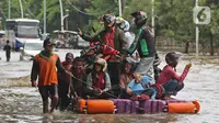 Pengendara sepeda motor menggunakan jasa rakit saat banjir melanda Jalan Ahmad Yani, Cempaka Putih, Jakarta, Minggu (23/2/2020). Banjir yang terjadi dari dini hari tadi melumpuhkan akses jalan tersebut. (Liputan6.com/Herman Zakharia)