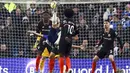Pemain Brighton and Hove Albion, Alireza Jahanbakhsh, mencetak gol ke gawang Chelsea pada laga Premier League di Stadion AMEX, Rabu (1/1/2020). Kedua tim bermain imbang 1-1. (AP/(Gareth Fuller)