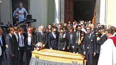 Upacara kematian pebalap Marussia, Jules Bianchi, berlangsung di Katedral Sainte Reparate, Nice, Prancis. Selasa (21/7/2015). Sahabat, kolega, dan para pebalap F1 hadir  untuk memberi penghormatan terakhir. (AP Photo/Lionel Cionneau)