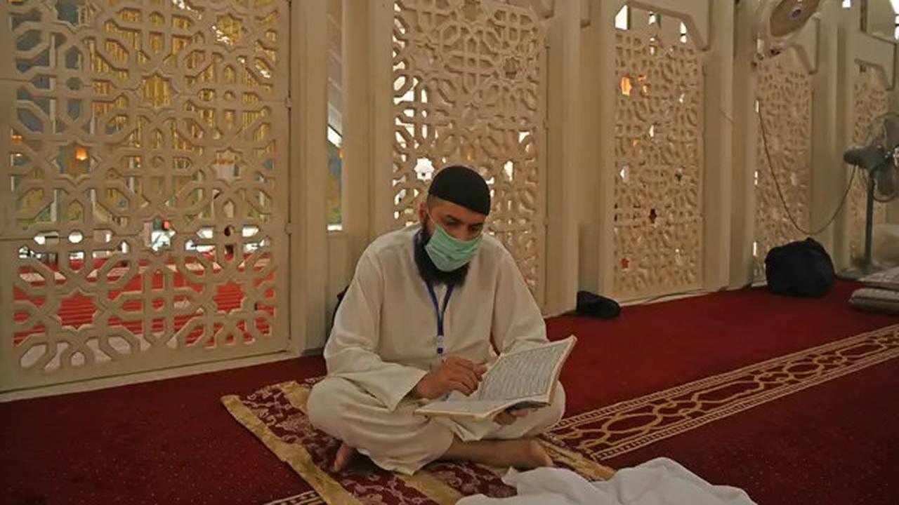 Bolehkah I'tikaf Dilakukan di Luar Masjid? Jawaban Ustadz Adi Hidayat