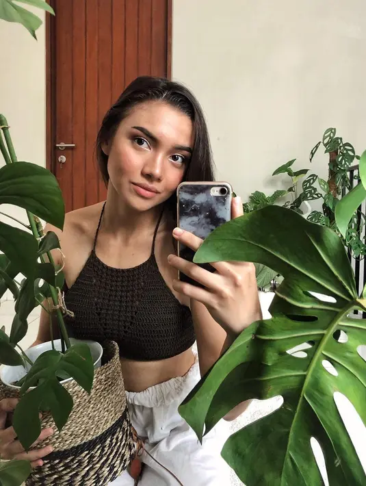 Selain merawat tanaman, Angela Gilsha juga memiliki hobi lain. Namun kali ini berkaitan dengan gaya hidup sehat yang membuat dirinya memiliki body goals. Hal tersebut tentu membuat iri perempuan lainnya. (Instagram/angelagilsha)