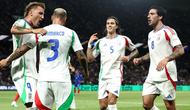 Bek Italia #03, Federico Dimarco, merayakan gol pertama timnya bersama penyerang Italia #09, Mateo Retegui, bek Italia #05, Riccardo Calafiori, dan gelandang Italia #08 Sandro Tonali selama pertandingan Grup A2 UEFA Nations League antara Prancis dan Italia di Parc des Princes di Paris pada 6 September 2024. (FRANCK FIFE/AFP)