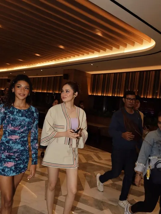 "Watch party 200 pounds beauty," tulisnya dalam keterangan foto. [Instagram/syifahadju]