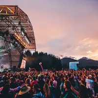 Meski lelah, menonton festival musik juga nggak kalah asyik dengan panggung tunggal biasa. (Sumber foto: