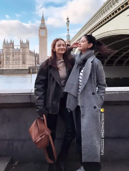 Menikmati London di hari pertama, Enzy Storia tampil simple bergaya rock [instagram/enzystoria]