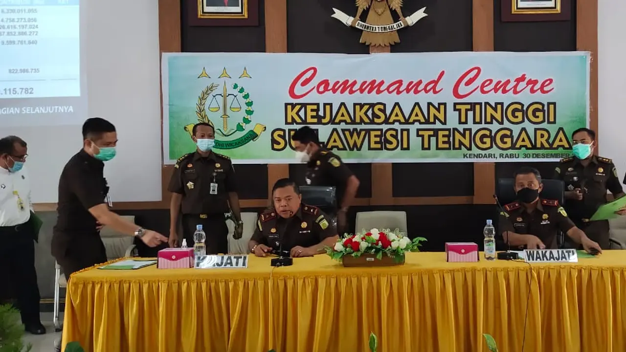 Kepala Kejaksaan Tinggi Sulawesi Tenggara (Kajati Sultra), Sarjono Turin bersama jajaran saat menggelar Konfrensi Pers dugaan Korupsi Disdub Sultra (Arfandi Ibrahim/Liputan6.com)