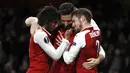 Para pemain Arsenal merayakan gol yang dicetak oleh Olivier Giroud ke gawang BATE Borisov pada laga Liga Europa di Stadion Emirates, Jumat (8/12/2017). Arsenal menang 6-0 atas BATE Borisov. (AP/Kirsty Wigglesworth)