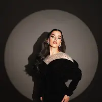 Diias apik oleh MUA Oaby Abdullah, Tasya Farasya menciptakan ilusi bak finalis kontestan beauty pageant yang modern dan penuh pesona. [@tasyafarasya].