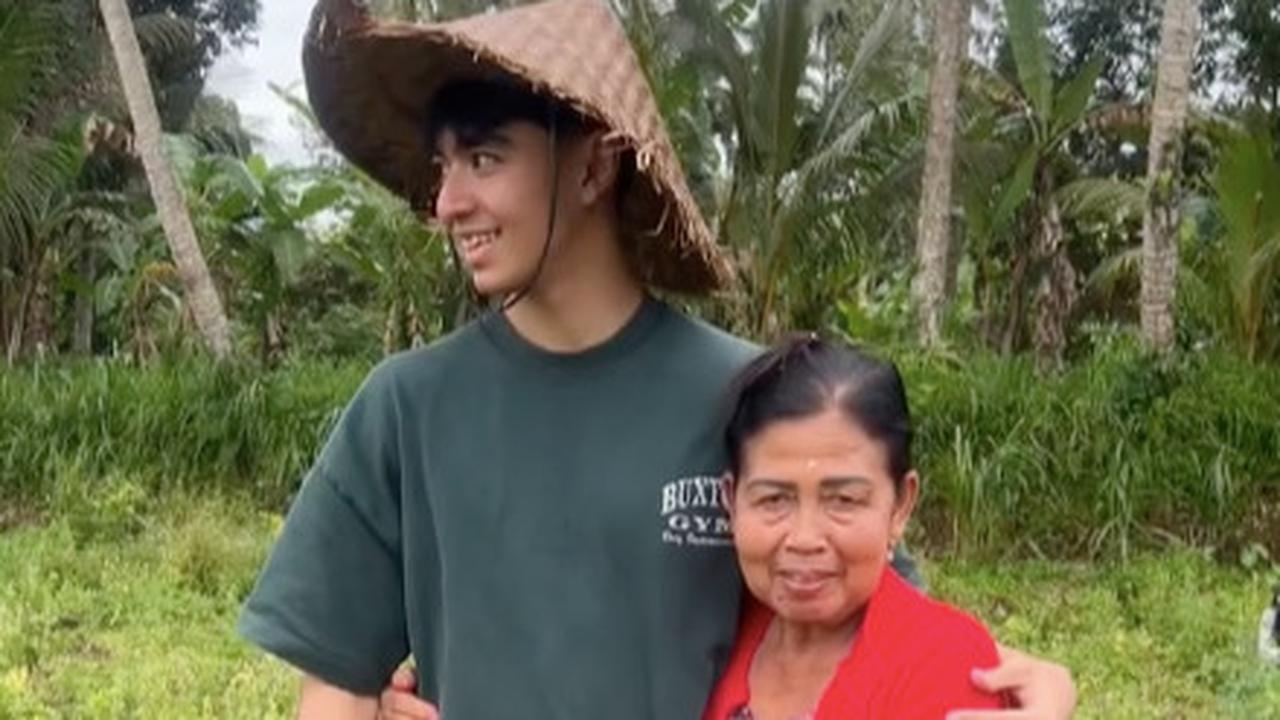 ⁠Momen Anak Bule Ketemu Neneknya di Bali, Langsung Beri Makan Soto dan Teh Panas