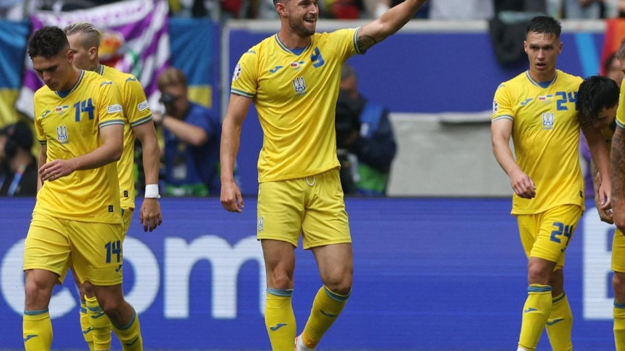 Timnas Ukraina sukses mengamankan tiga poin pertamanya dalam matchday kedua Grup E Euro 2024 di Dusseldorf Arena,&nbsp;Dusseldorf, Jerman, pada Jumat (21/6/2024).&nbsp;Mykhailo Mudryk dkk berhasil menumbangkan Slovakia dengan skor tipis 1-2.&nbsp;Foto: RE