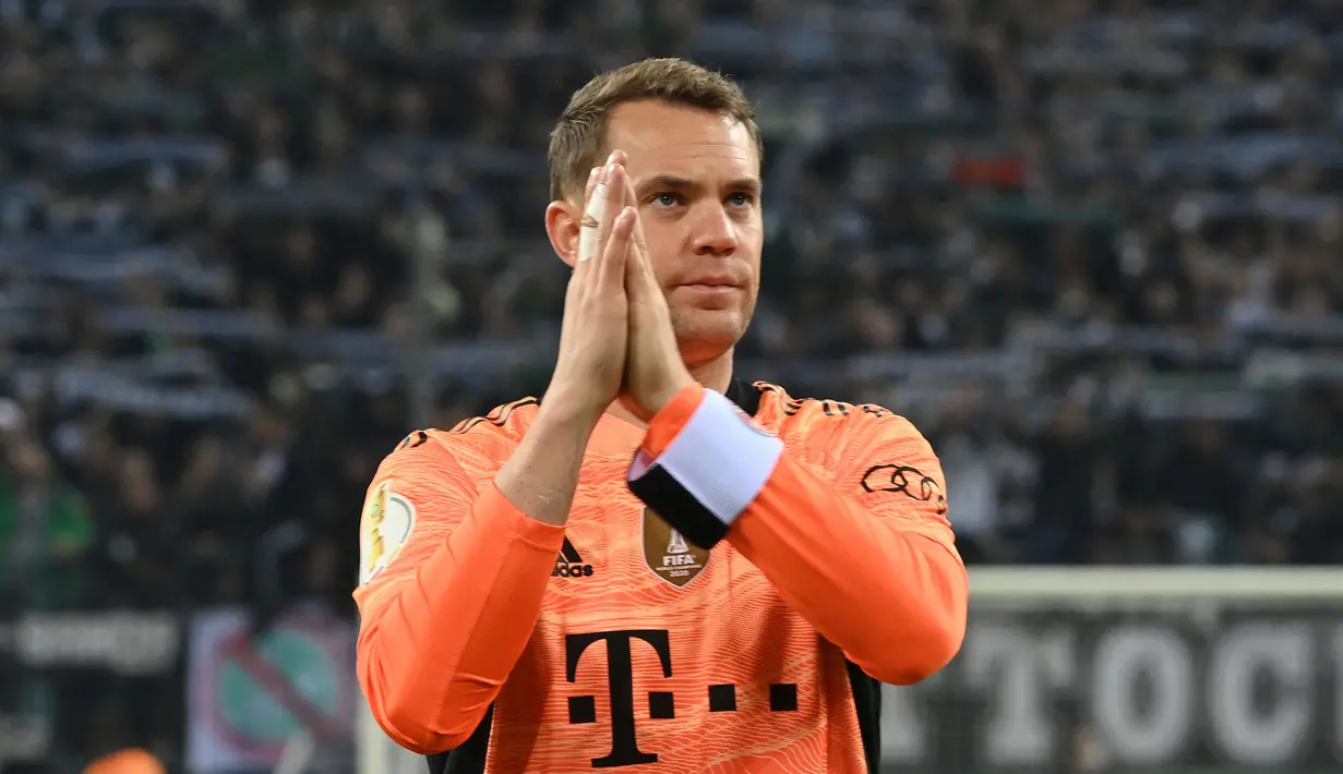 Manuel Neuer bergabung dengan Bayern Munchen sejak 2011. Ia berhasil menjadi kiper andalan The Bavarian dan sukses mempersembahkan banyak gelar, termasuk sepuluh titel juara Bundesliga secara beruntun. Sejauh ini, Neuer tercatat telah membuat 472 penampilan dengan mengantongi 226 clean sheet di semua kompetisi. (AFP/Ina Fassbender)