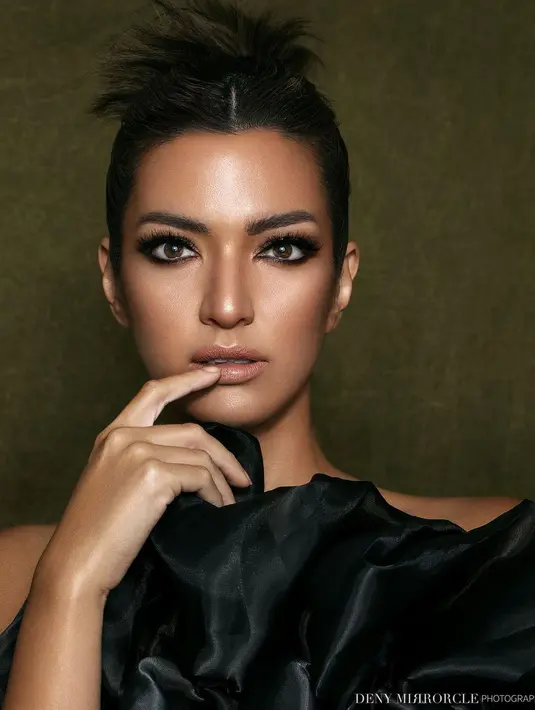 Dengan makeup bronze, smokey eyes, dan lipstick nude, wajah cantik Nia ini sempat dikira Kendall Jenner. Apalagi dengan gaya rambut sleek bun khas Kendall yang ikonis. (Instagram/ramadhaniabakrie/denymirrorcle).